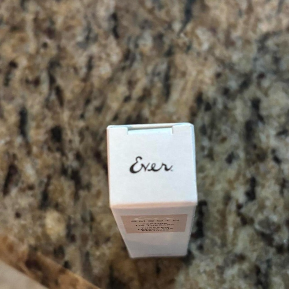 Ever Smooth lip therapy in peptide-rich formula - Picture 5 of 6